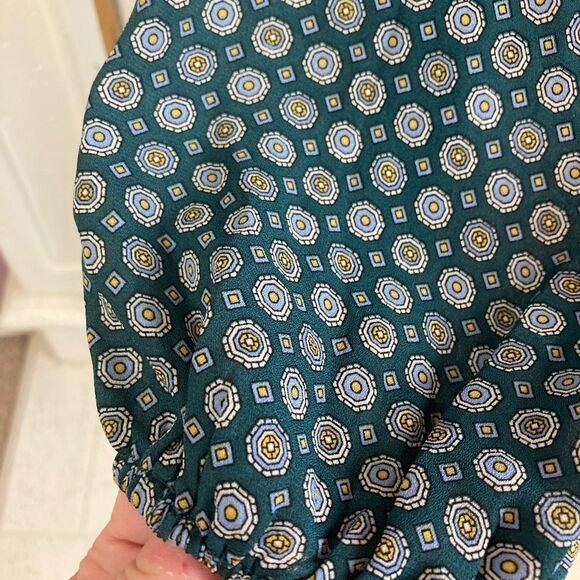 Max Studio green jacquard print like a classic tie blouse hi low puff sleeves - Picture 5 of 6